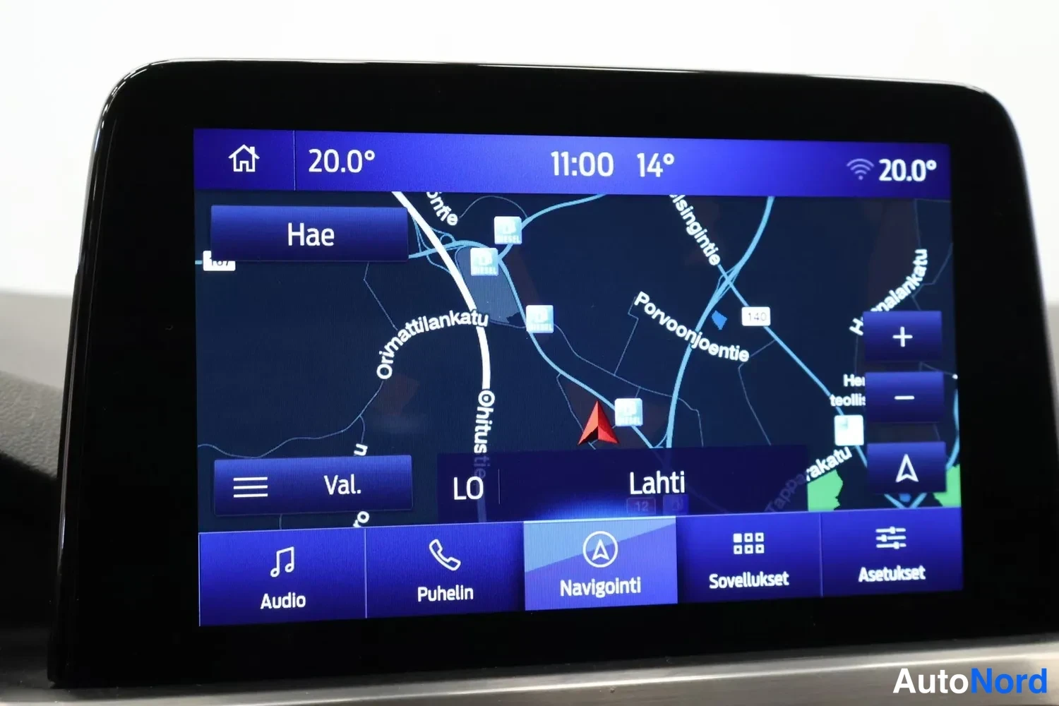 Muu: auton infotainment-näyttö navigointikartalla, jossa hakutoiminto ja kohde Lahti.