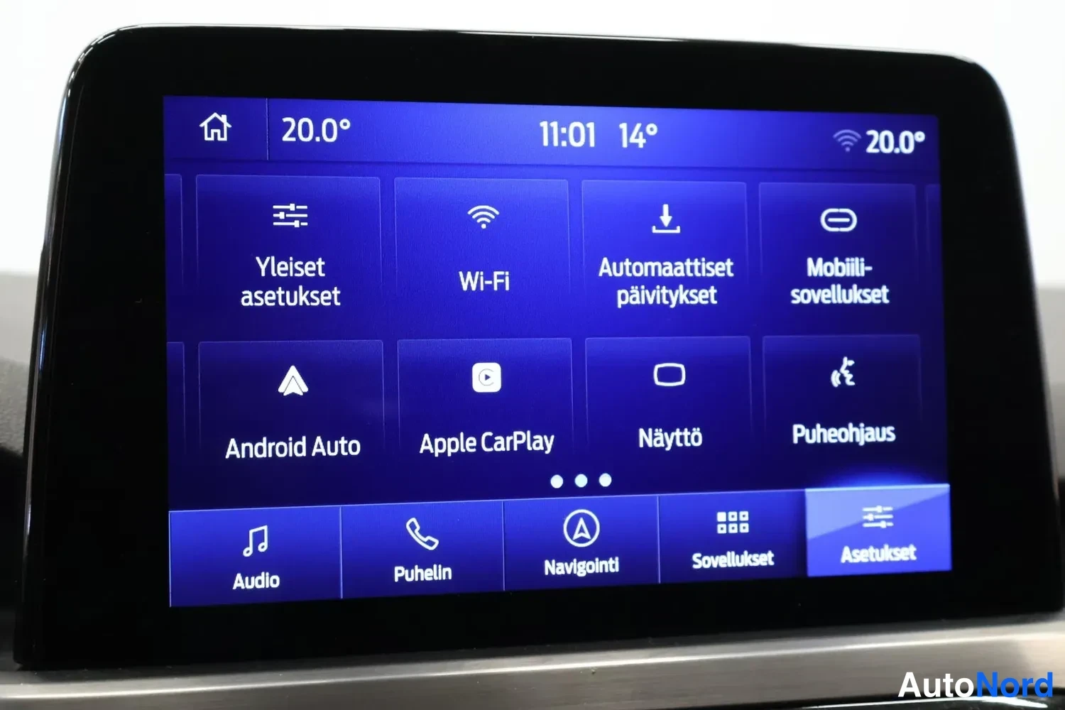 Muu: Auton keskusnäytön asetusvalikko, jossa näkyvät Yleiset asetukset, Wi-Fi, automaattiset päivitykset, mobiilisovellukset, Android Auto, Apple CarPlay, Näyttö ja