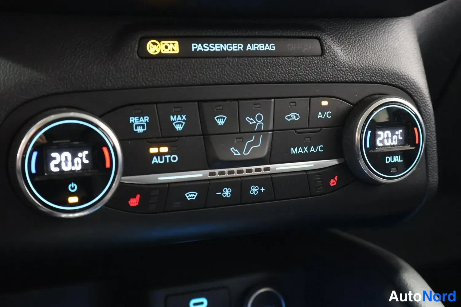 Muu: Kaksivyöhykkeinen automaattinen ilmastointi, lämpötila 20 °C molemmilla sivuilla, matkustajan turvatyynylamppu ON