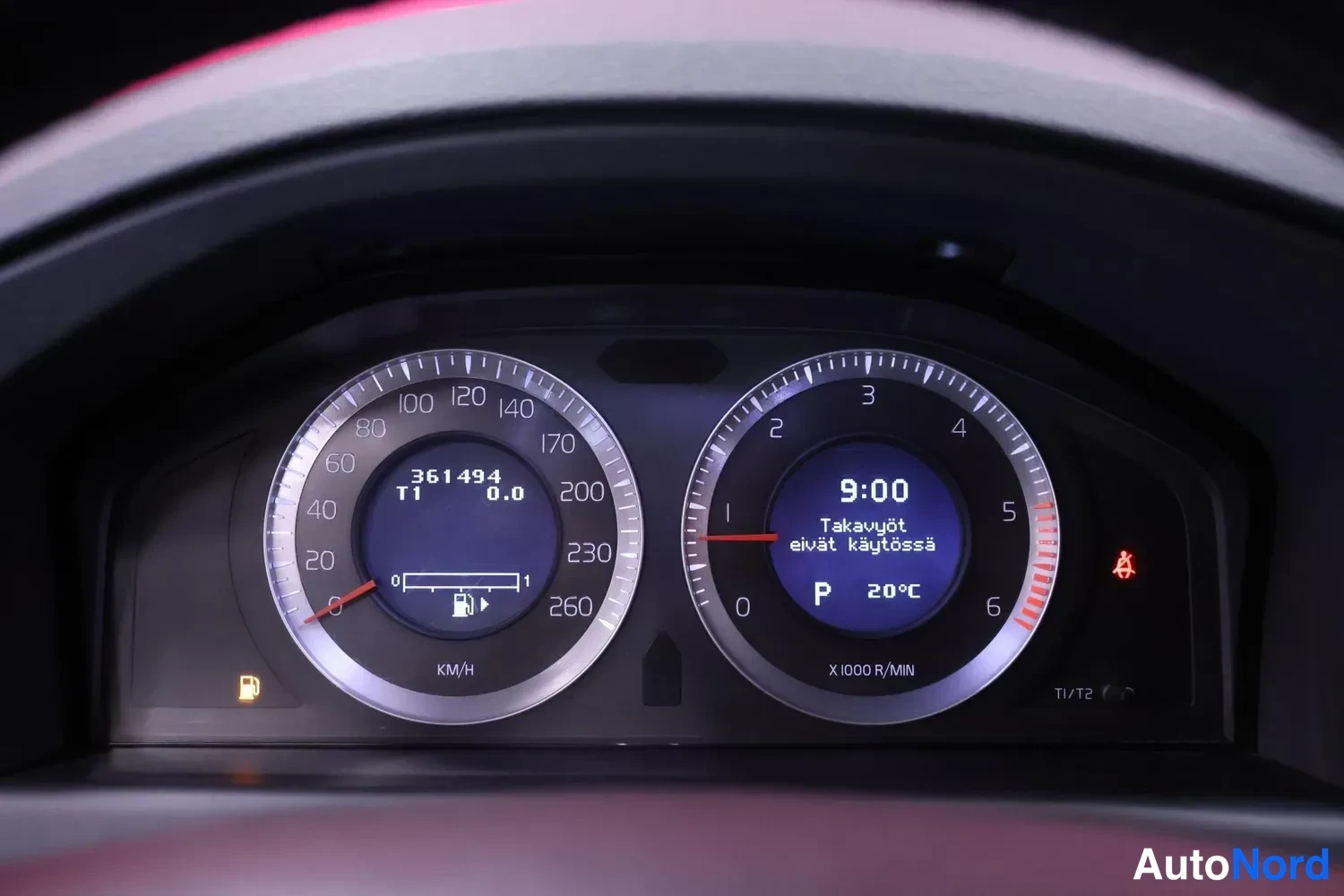 Muu: Tacho­metri­ryhmä: matkamittari näyttää 361 494 km, Nopeusmittari 0–260 km/h ja kierrosmittari, infonäytössä Takavyöt eivät käytössä, P ja 20 °C.
