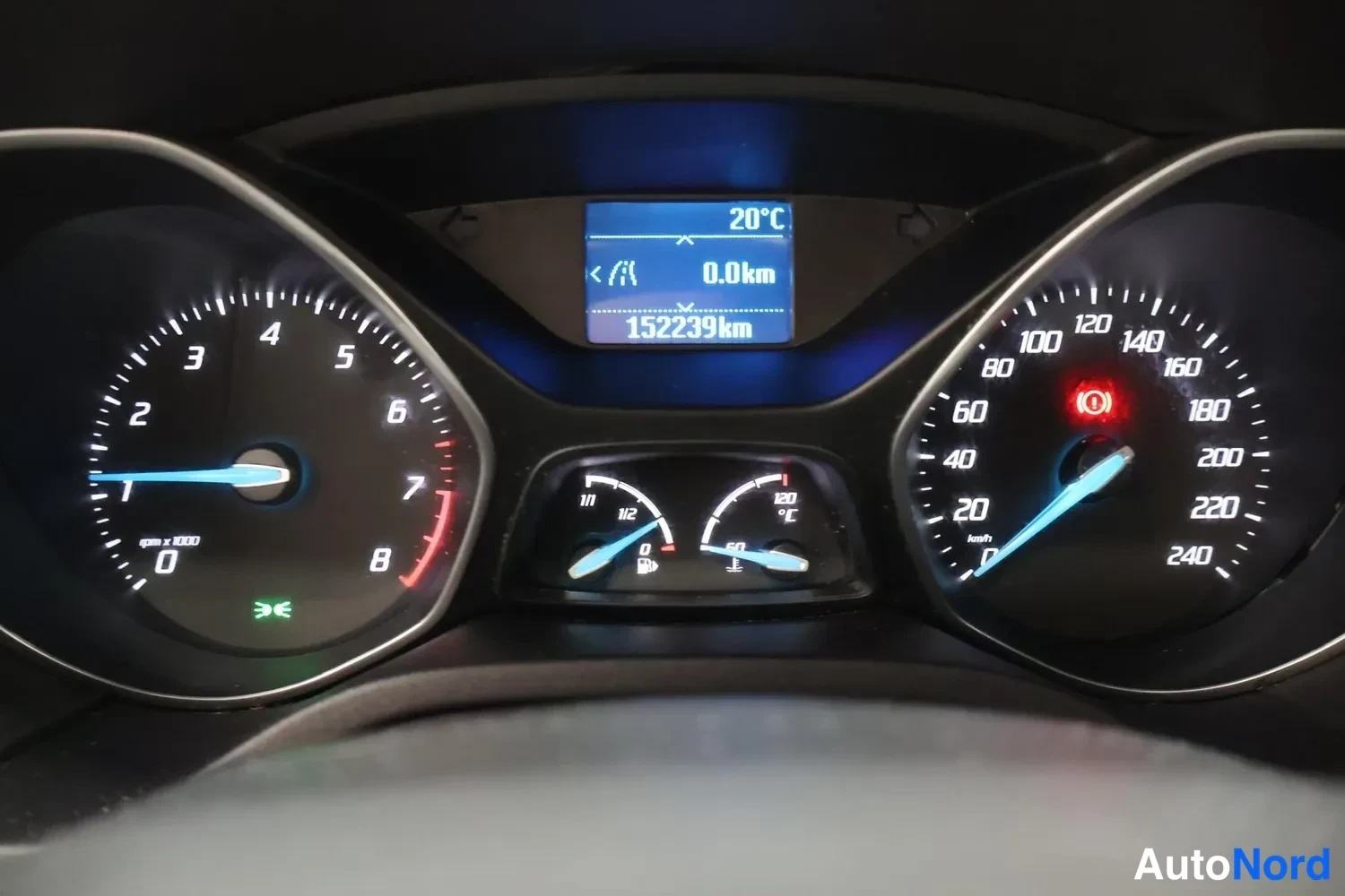 Yksityiskohta: Sisäkuva: mittaristossa rivinopeusmittari, ts. vasen kammpi mittari 1-8 x1000 r/min ja oikea 20-240 km/h, keskellä lämpötilan (°C) ja polttoainemittarin pienet