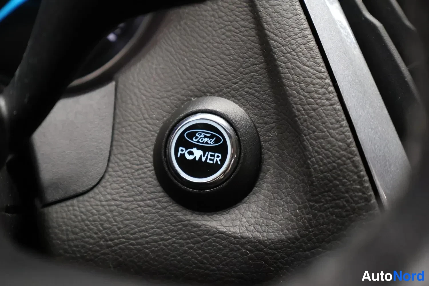 Yksityiskohta: Sisäkuva Ford-merkkisestä käynnistyspainikkeesta, jossa lukee Ford POWER.