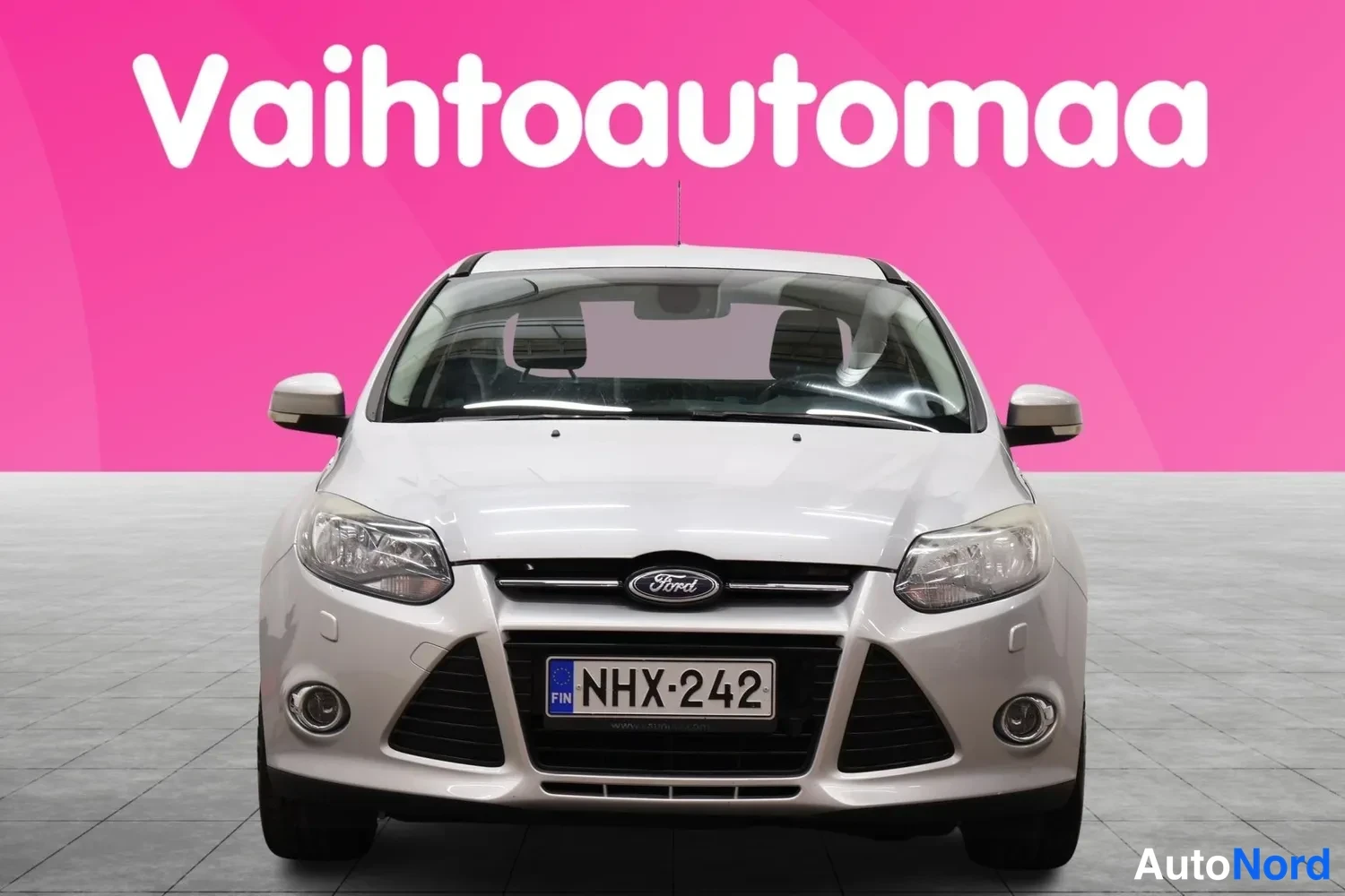 Edestä: Hopeanharmaa sedan suoraan edestä, rekisteritunnus.