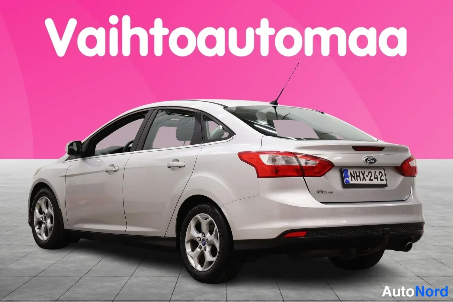 Takaviisto: Hopeanvärinen Ford Focus -porasäädin takaa viistosti oikealta, rekisteritunnus.