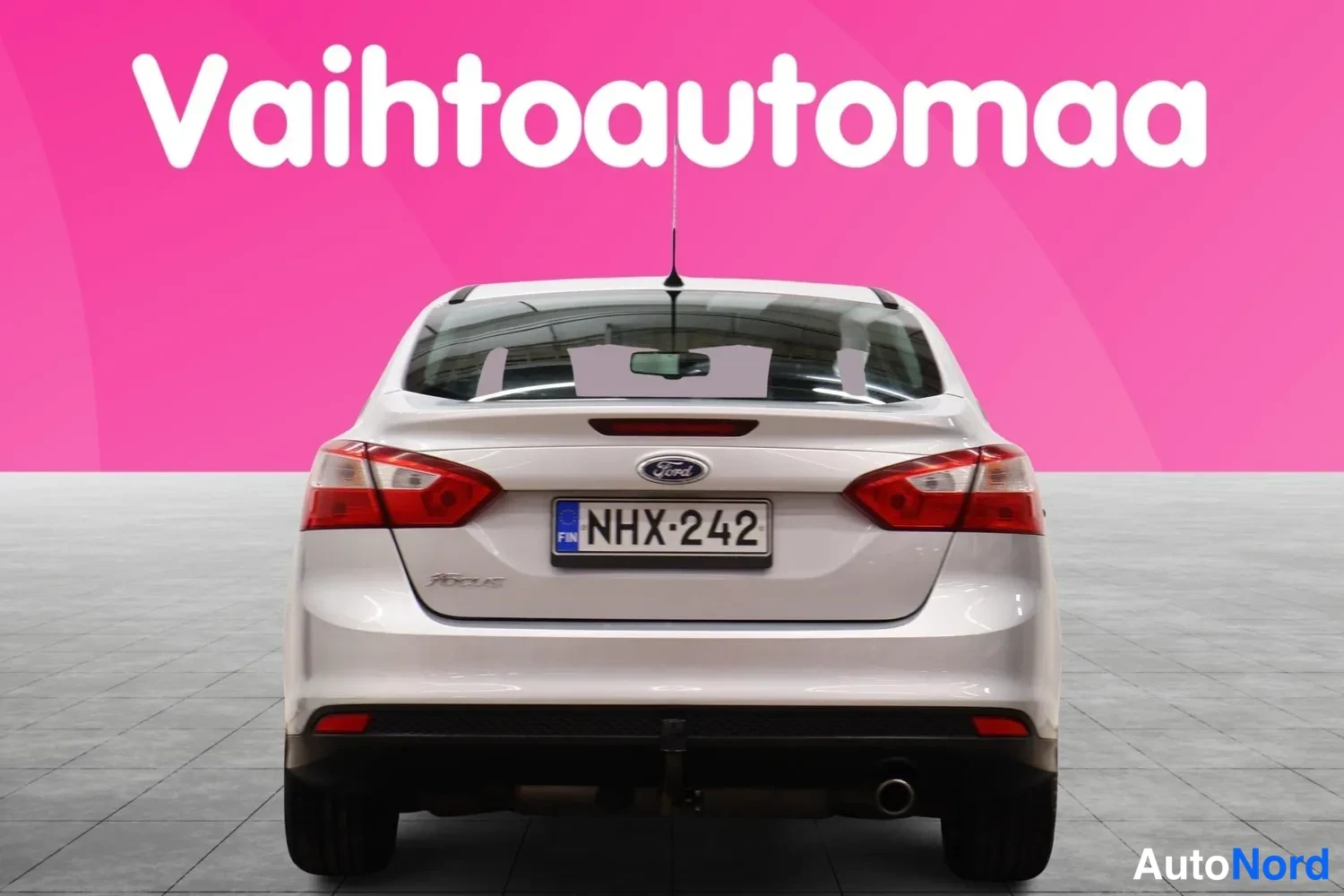 Takaa: Hopeanvärinen Ford Focus -porasäädin suoraan takaa, rekisteritunnus.