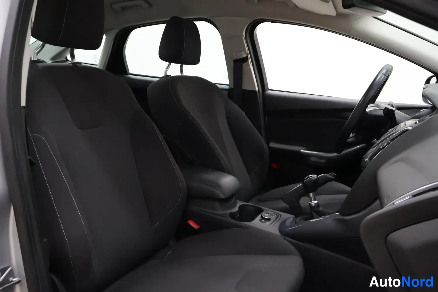 Muu: Ford Focusin matkustamo kulumattomilta etuistuimilta ja keskikonsolilta katsottuna.