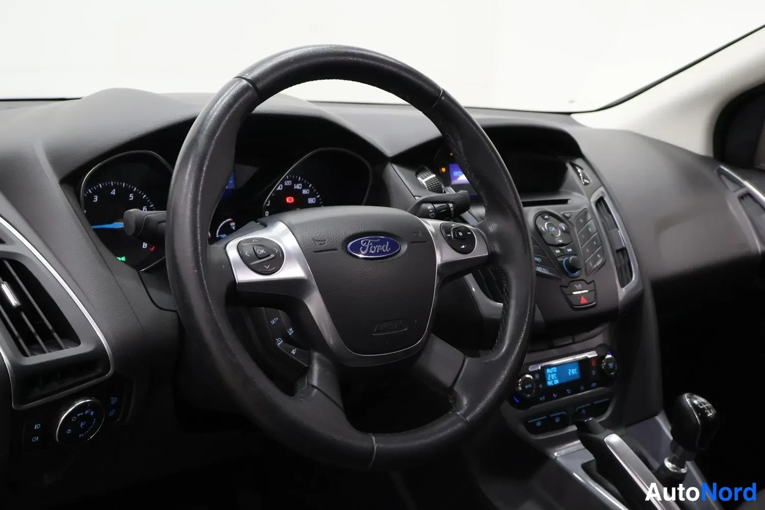 Muu: Ohjaamosta: Ford-merkitty ohjauspyörä, kojelauta, manual-vaihtaja ja radionäyttö.