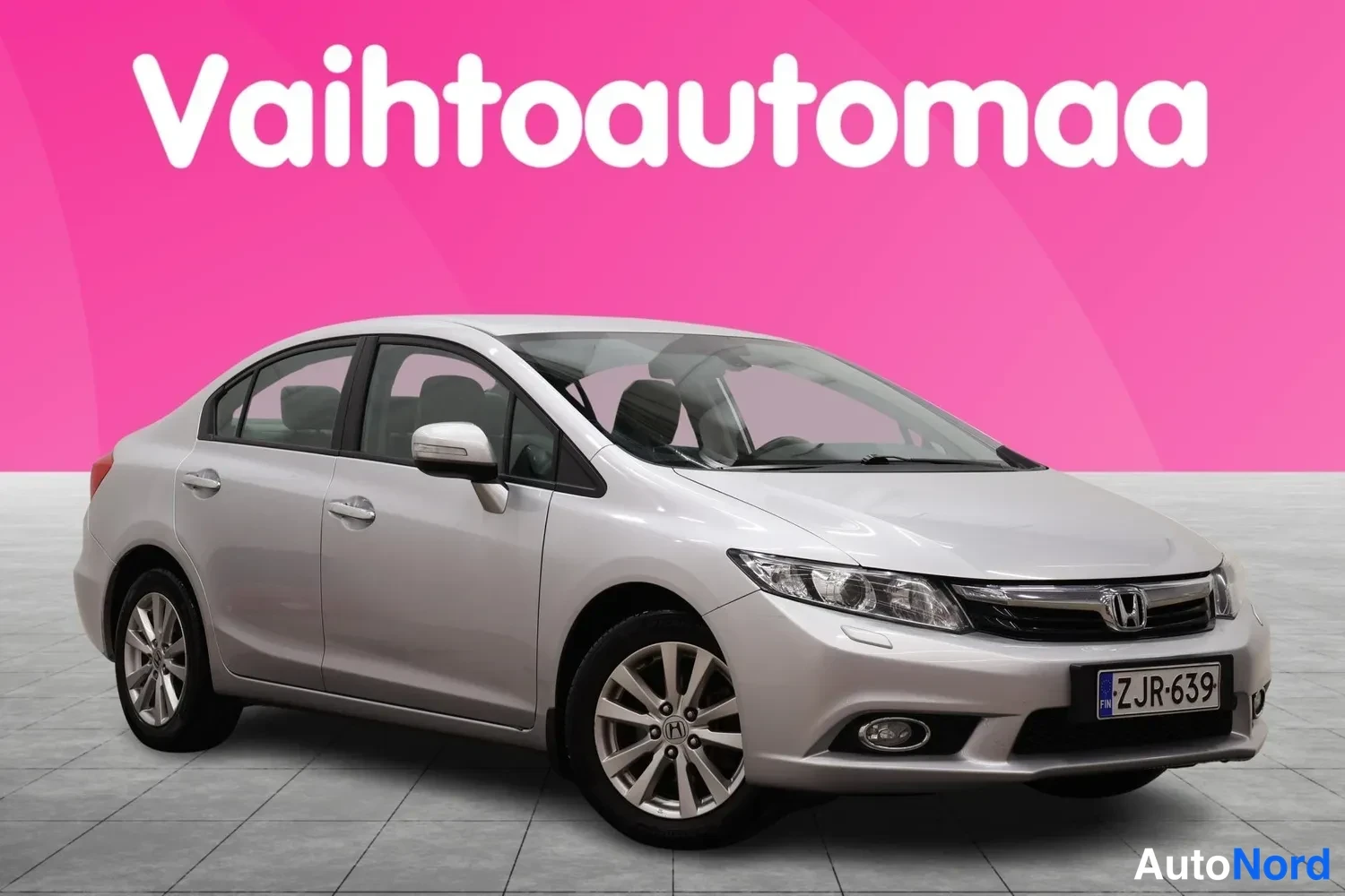 Etuviisto, nokka oikealle: Hopea Honda Civic -henkilöauto etu kolmasosa vasemmalta, rekisterikilpi