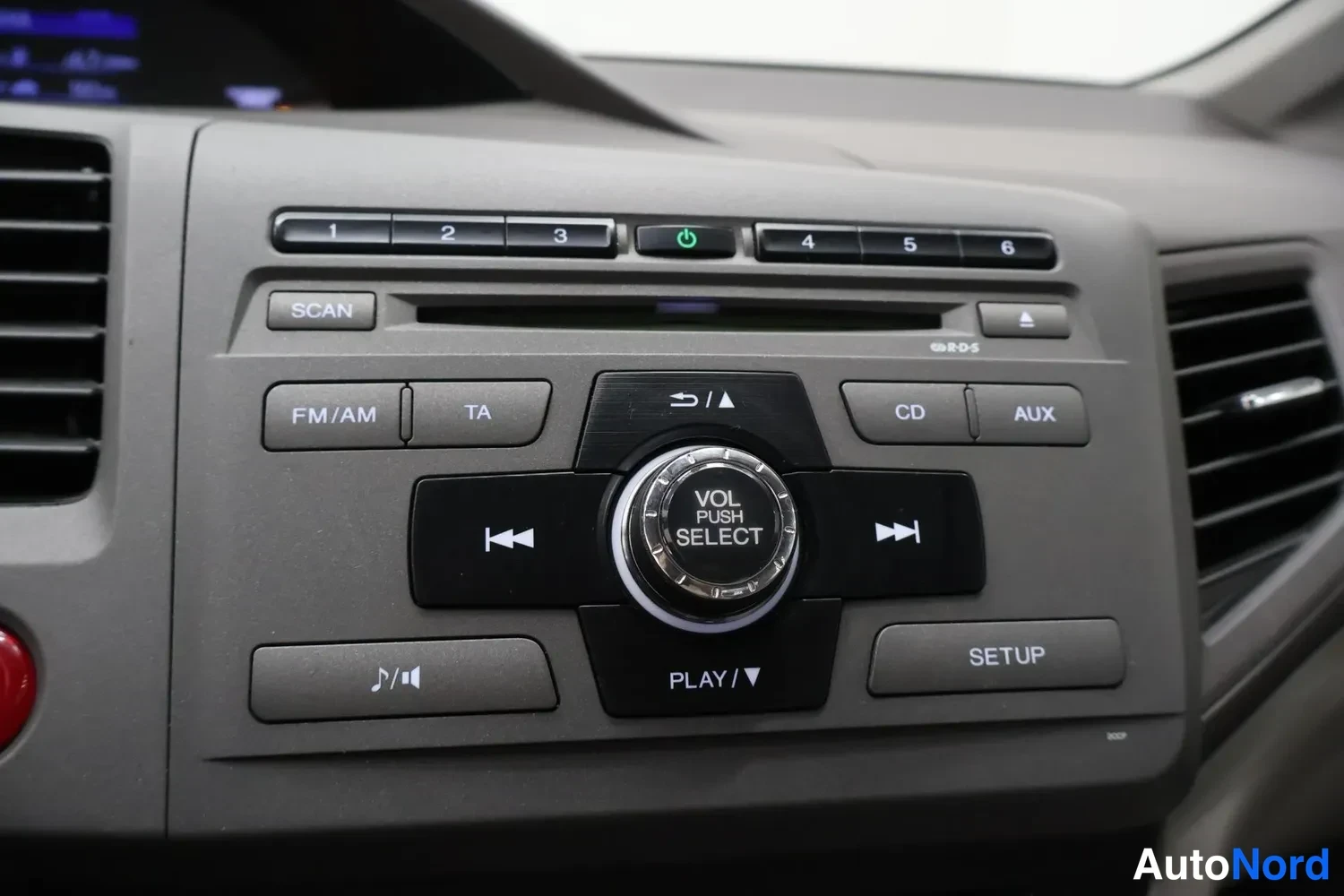Muu: Keskikonsolin radiopaneeli, jossa napit FM/AM, TA, CD, AUX, SCAN, SETUP, PLAY ja VOLUME PUSH SELECT -säädin sekä esiasetusnapit 1–6 ja CD-slotti.