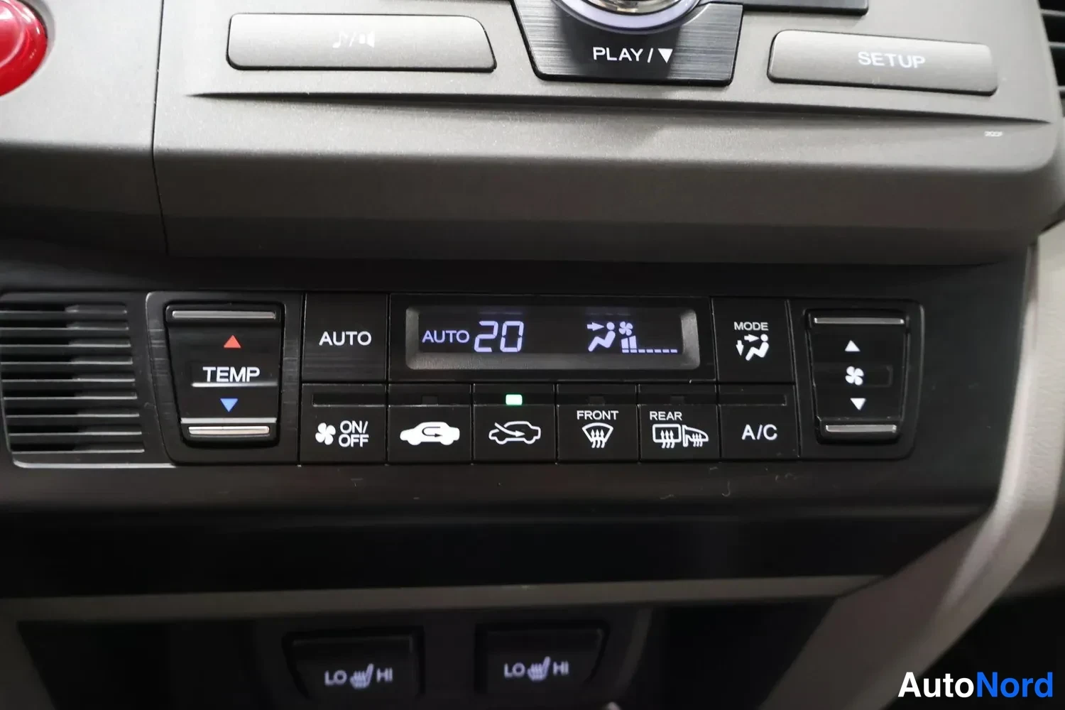 Muu: Honda Civicin kojelaudan automatiikka-ilmastointipaneeli, näytössä AUTO 20, ympärillä TEMP-, A/C- ja MODE-napit sekä istuimenlämmitysasteet LO–HI