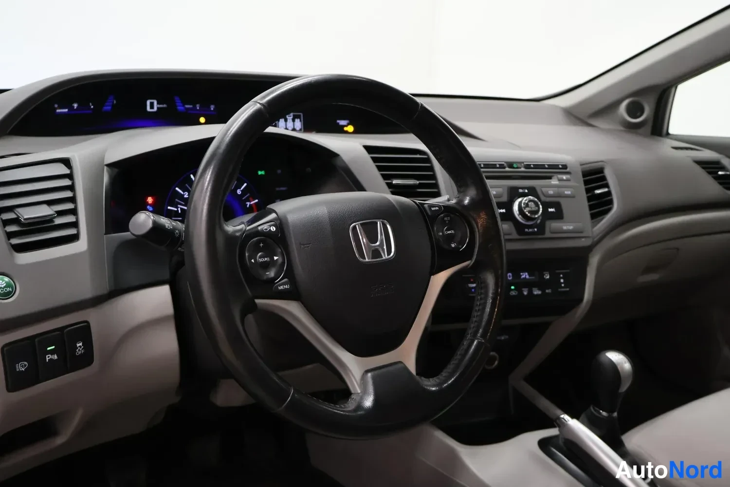 Muu: Honda Civicin ohjaamo: Honda-merkkinen ohjauspyörä, mittaristo ja automaattivaihteen valitsin.