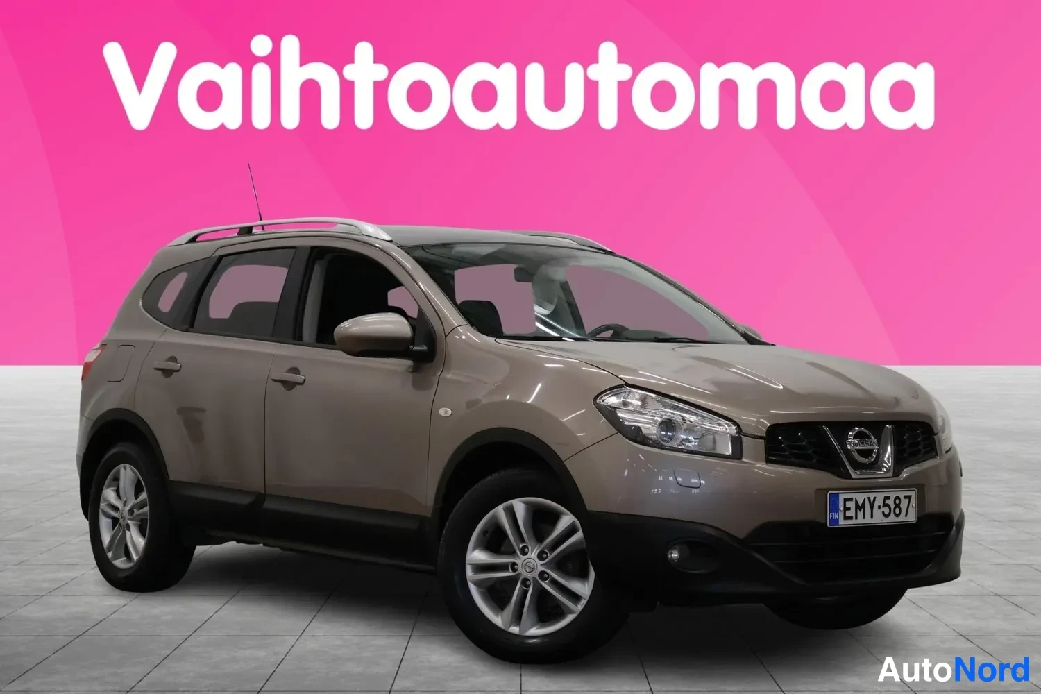 Etuviisto, nokka oikealle: Nissan Qashqai -henkinen beige SUV kulmakuva edestä oikealta, rekisterissä.