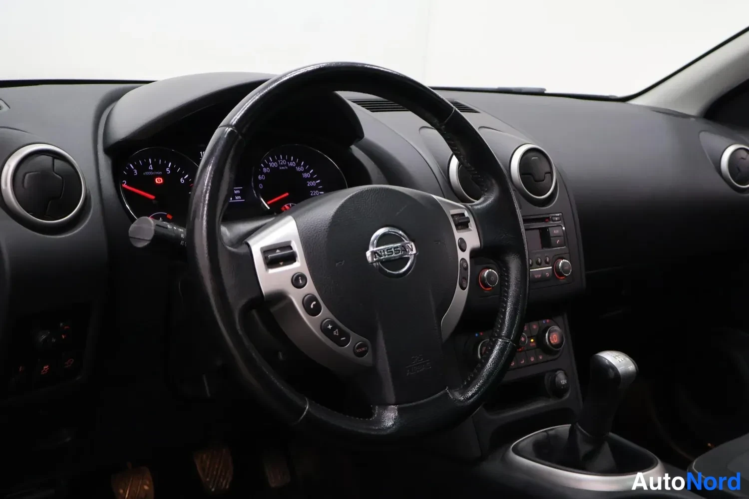 Muu: ohjauspyörä ja kojelauta, Nissan-merkki
