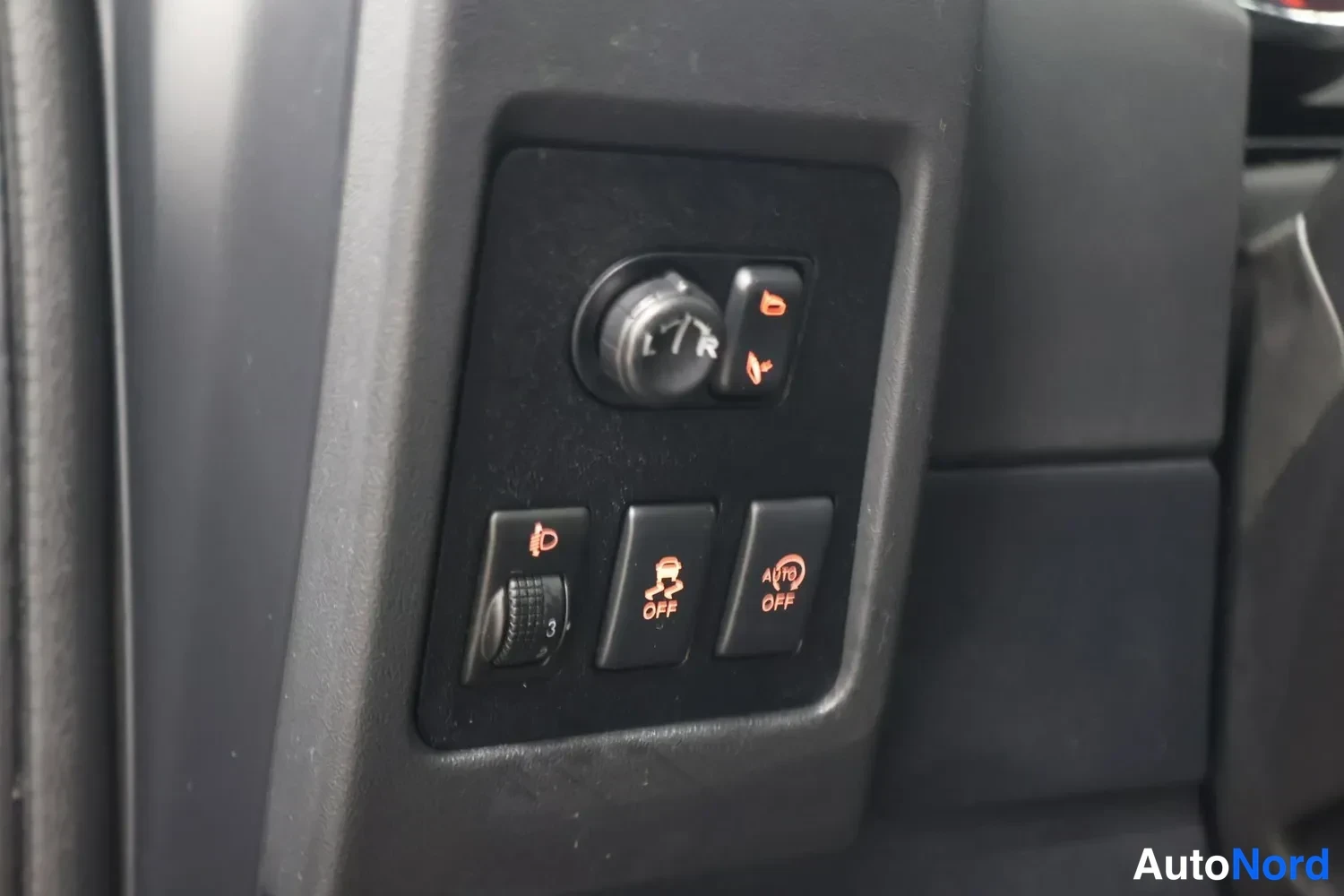 Muu: Vilkaisun säädin ja ESP OFF - sekä A/OFF-painikkeet auton sivupaneelissa.