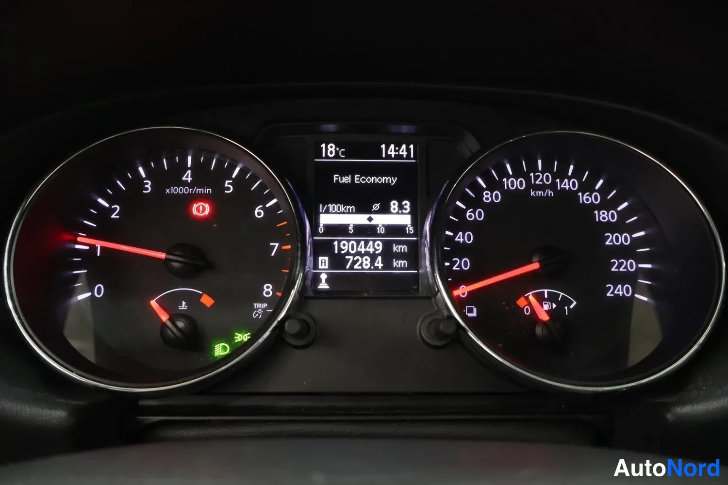 Muu: Mittariston lähikuva, jossa lukema 190449 km, nopeusmittari, kierroslukumittari ja Fuel Economy -tiedot.