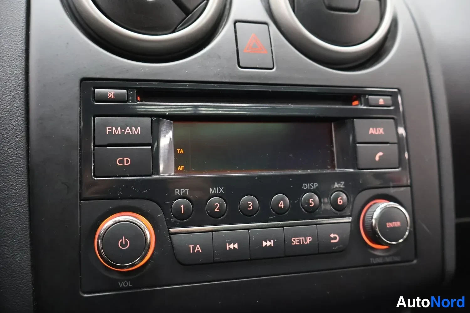 Muu: Kojeiston keskusradio: FM-AM- ja CD-painikkeet, AUX-liitin, numeropainikkeet 1–6 sekä TA-, SETUP- ja ENTER-säätimet.