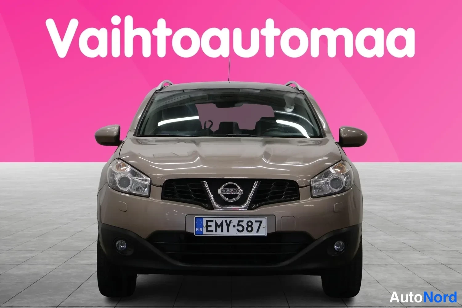 Edestä: Nissan Qashqai -henkinen beige SUV suoraan edestäpäin, rekisterissä.