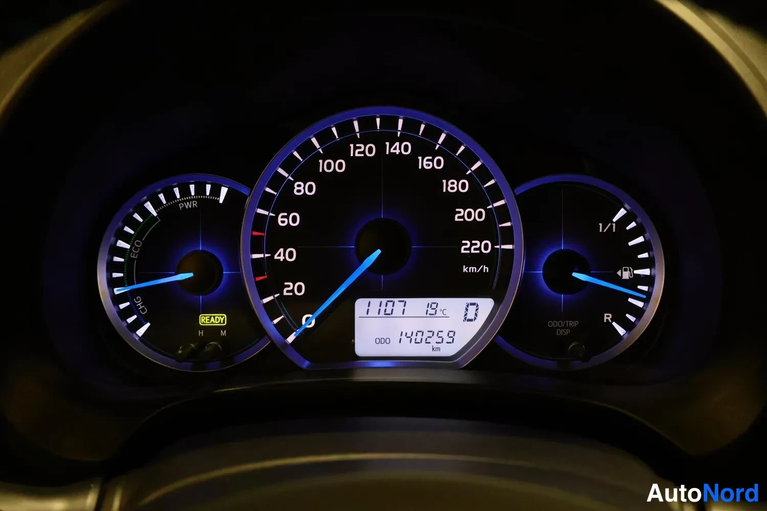 Muu: Hybridiauton mittaristo näyttää READY-merkin, matkamittarin 140259 km ja polttoainemittarin.