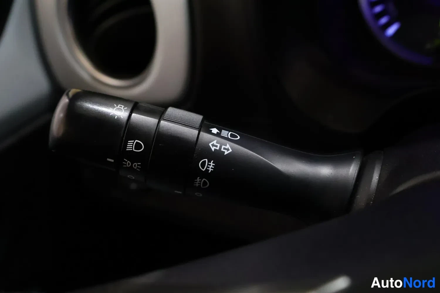 Yksityiskohta: Detail shot of the indicator stalk with lighting controls.