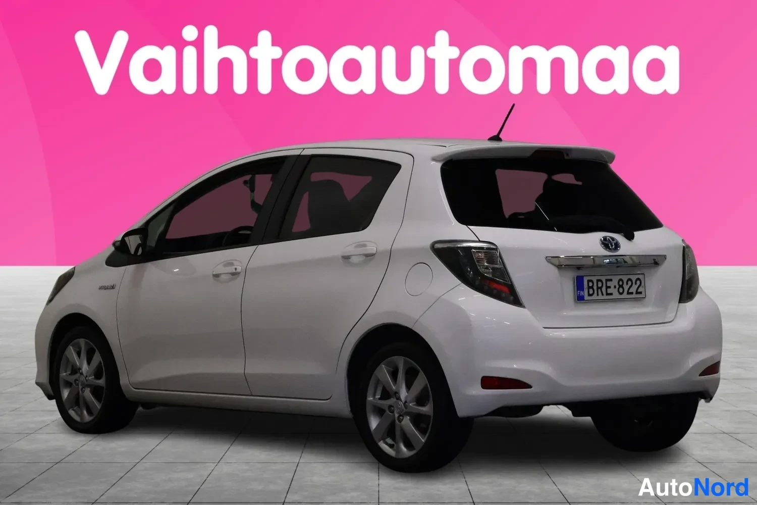 Takaviisto: Valkoinen Toyota Yaris taka oikealta kolmannesta, rekisteritunnus