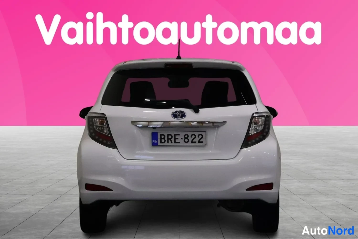 Takaa: Valkoinen Toyota Yaris suoraan takaa, rekisteritunnus
