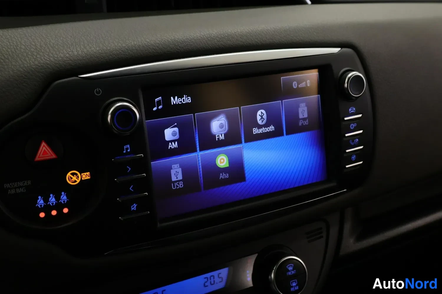 Muu: Auton kosketusnäyttö näyttää mediavalikon AM-, FM-, Bluetooth-, iPod-, USB- ja Aha-toiminnoilla.