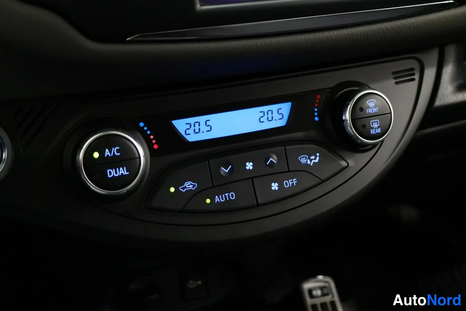 Yksityiskohta: Ilmastointipaneeli näytöillä 20.5, painikkeilla A/C, DUAL, AUTO, OFF sekä FRONT/REAR-lasittajakytkimet.