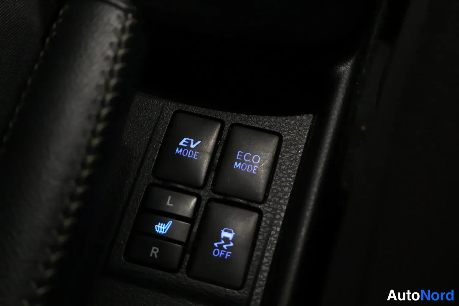 Muu: Keskikonsolin napit: EV MODE, ECO MODE, L- ja R-istuinlämmitin sekä ajovakauden OFF-nappi valaistuksella.