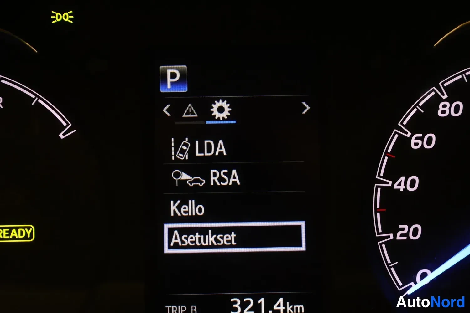 Muu: Kojelaudan näyttö Asetukset-valikossa valinnoilla LDA, RSA ja Kello; ODO 321,4 km.