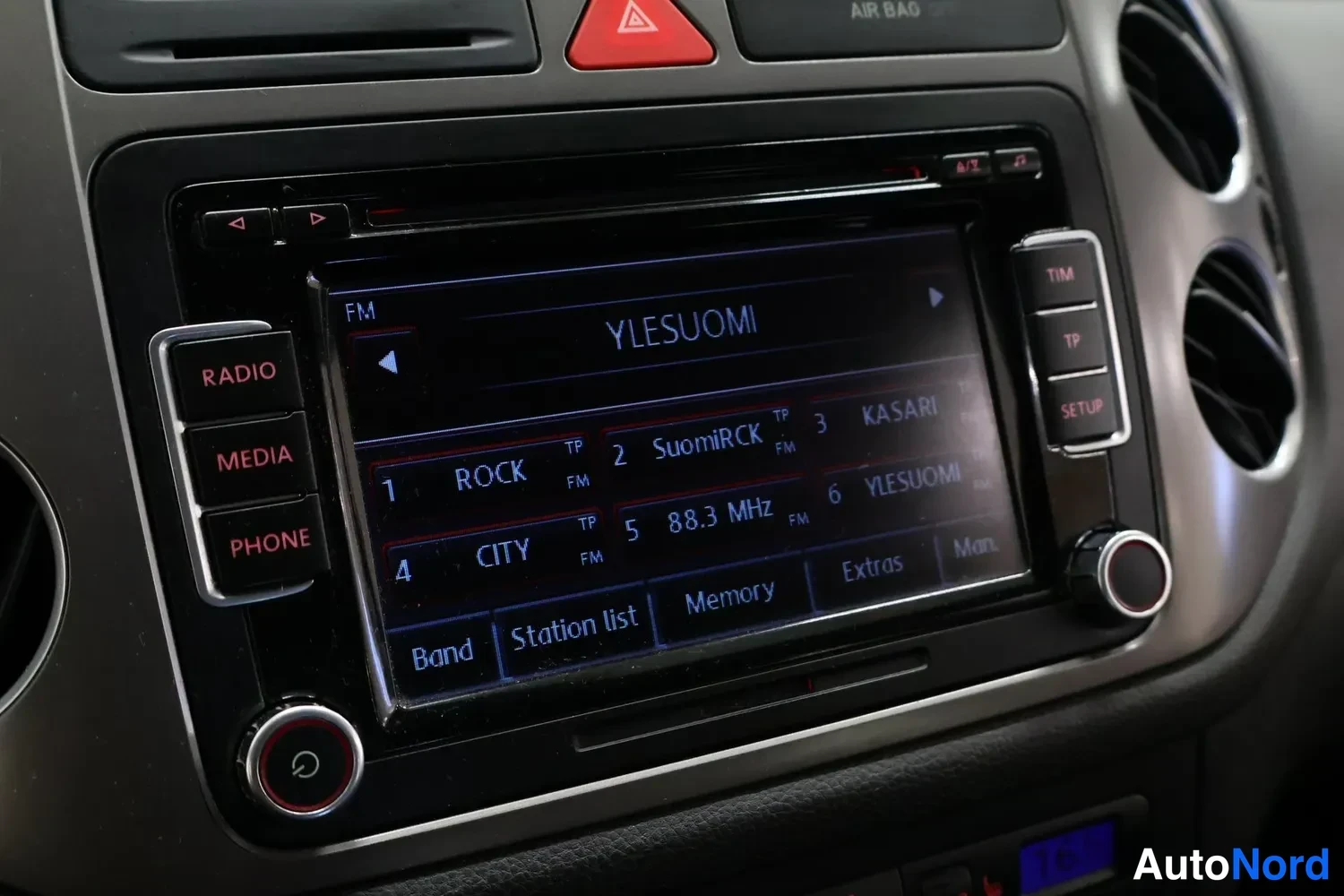 Edestä: Radion näytön lähikuva: FM, kuunteluasema YLESUOMI, radioiden muistopaikat listattuna.