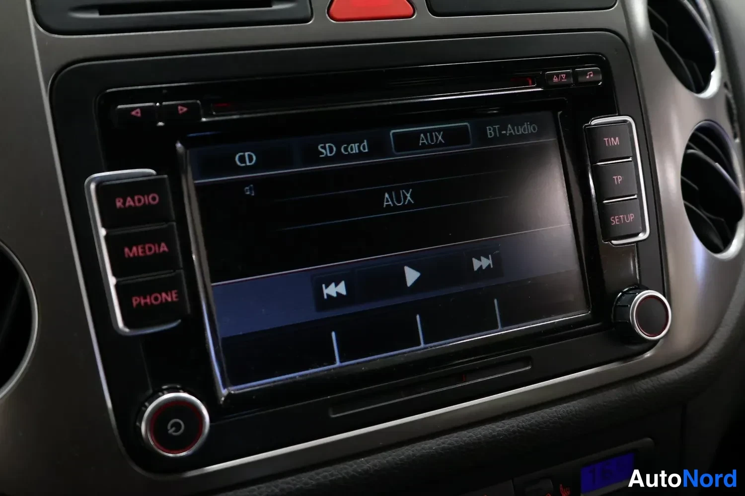 Yksityiskohta: Mustan auton kojelautaan integroitu kosketusnäyttöinen radio, jonka näytöllä lukee CD, SD card, AUX ja BT-Audio.