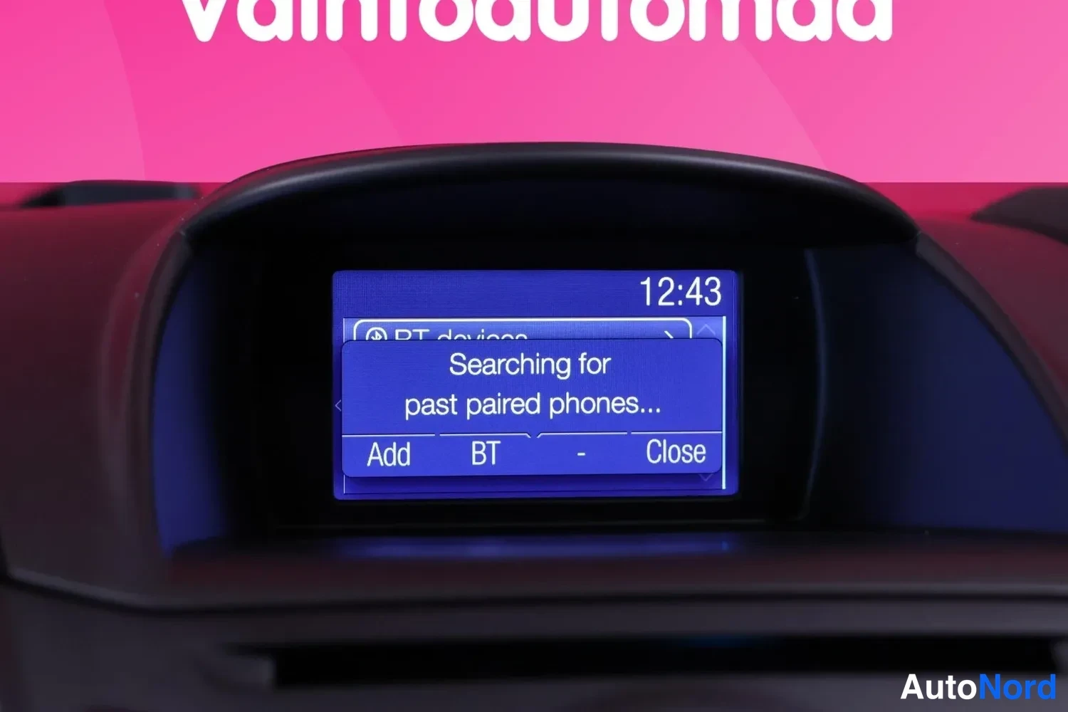 Yksityiskohta: Radapaneelin näyttö etsii paritettuja puhelimia: Searching for past paired phones..., vaihtoehdot Add, BT ja Close, kello 12:43.