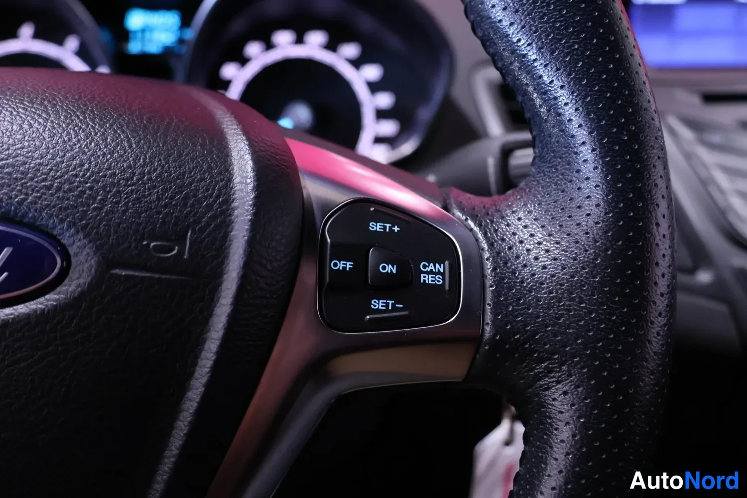Muu: Rattissa cruise control -painikkeet: SET+, OFF, ON, CAN RES ja SET−.