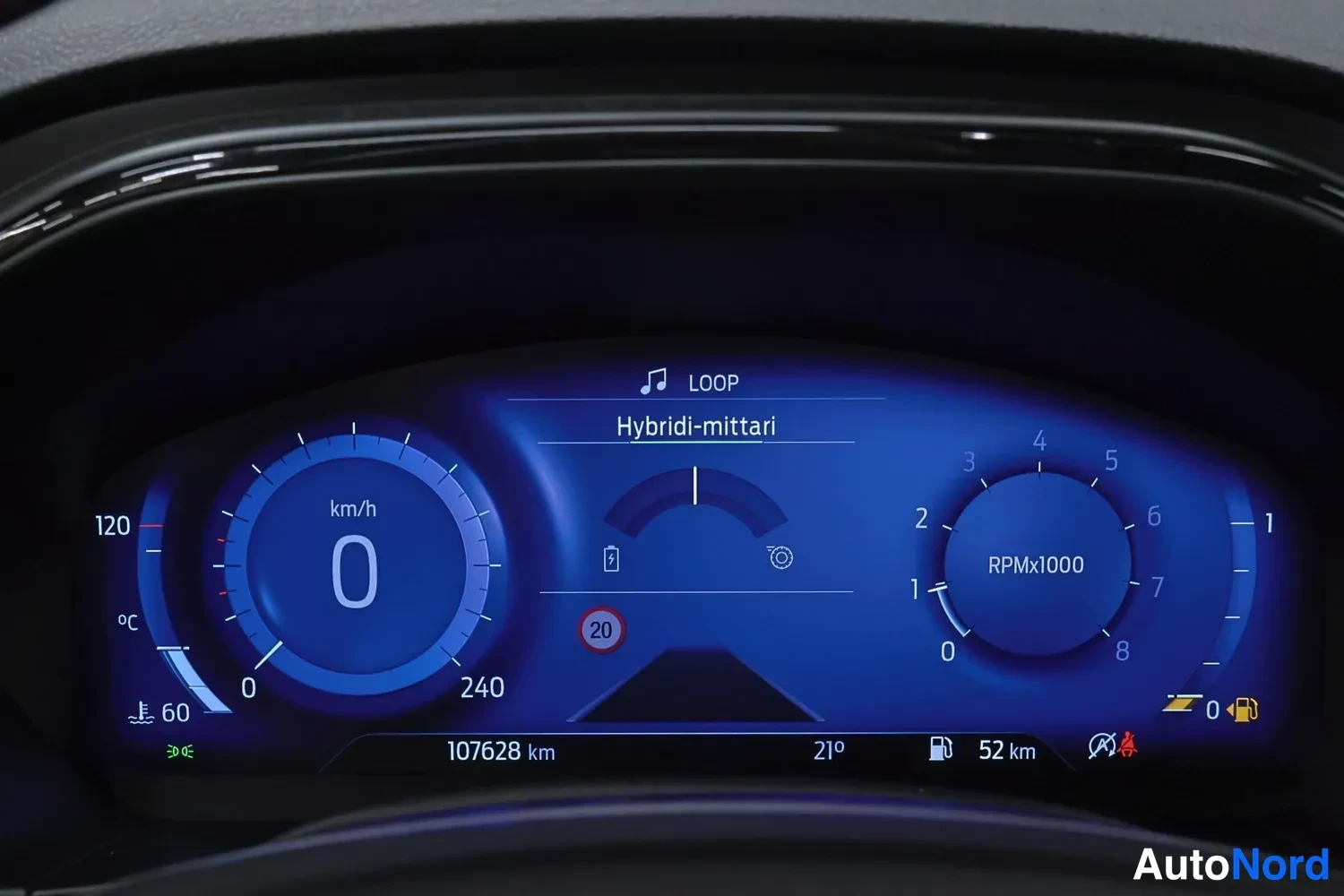 Edestä: Digitaalinen mittaristo Hybridimittari-näytöllä, nopeusmittari 0 km/h, kierroslukumittari, kokonaismatkalaskuri 107 628 km.