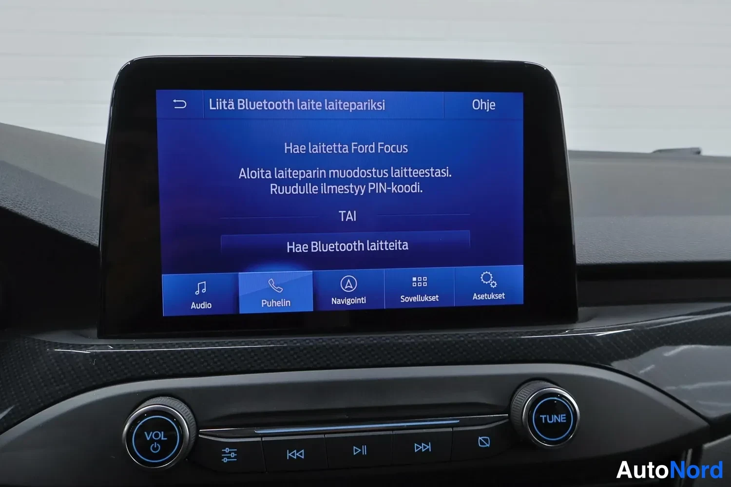 Muu: Keskusnäytöllä Bluetooth-laitteiston liittämisruutu, teksti: Liitä Bluetooth laite laitepariksi, Hae laitetta Ford Focus.