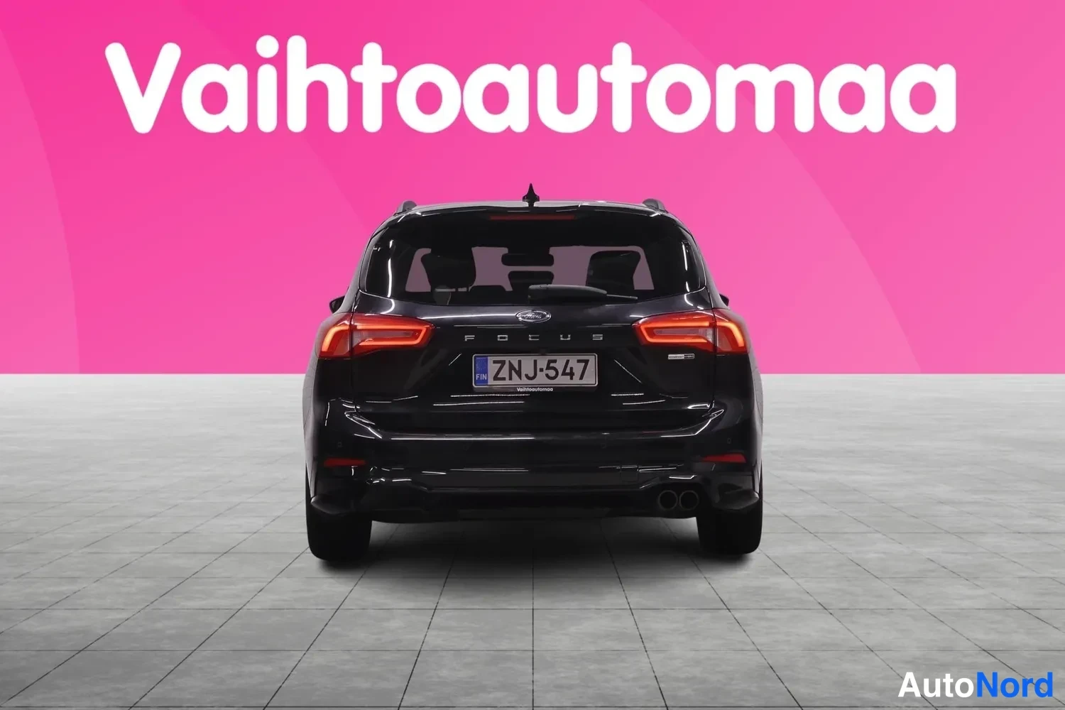 Takaa: Musta farmariauto suoraan takaa, rekisterikilpi ja FOCUS-teksti takaluukussa.