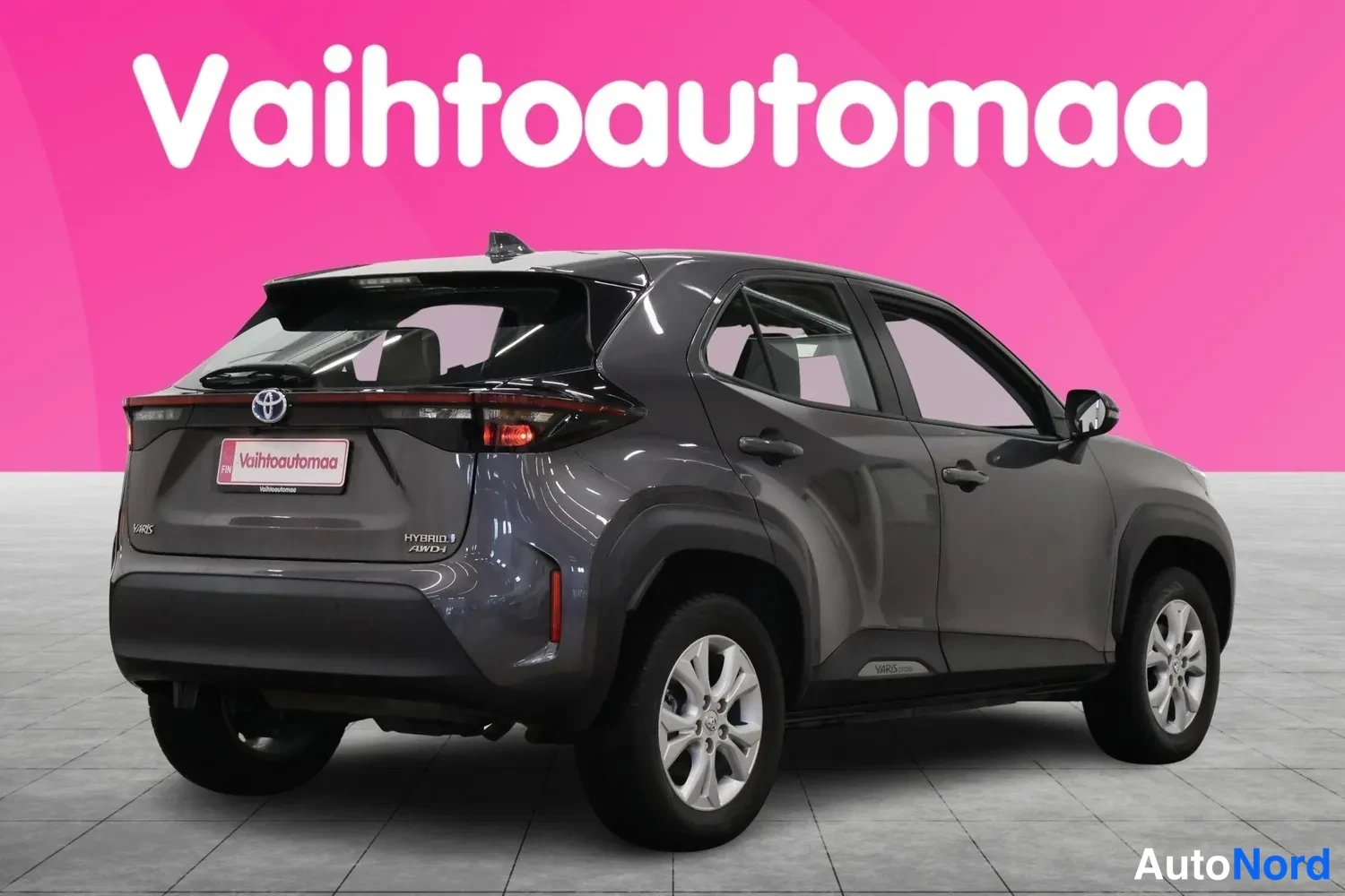 Takaviisto: Auton takanurkka, tummanharmaa Toyota Yaris Cross -maasturi studiovaloissa