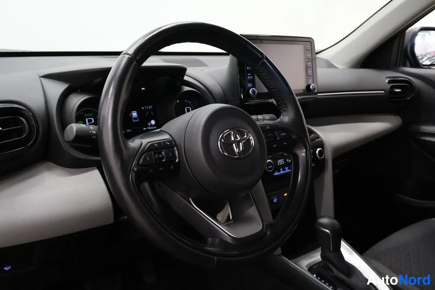 Muu: Toyota-merkkinen ratto, mittaristo ja kosketusnäyttö, vaihteenvalitsin näkyvissä.