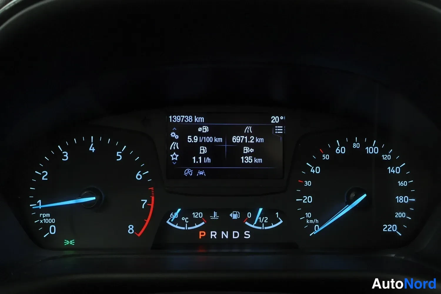 Muu: Kojelauta lähikuvana: analoginen mittaristo, näytöllä lukema 139738 km ja vaihdelaajuusvalinta PRNDS.