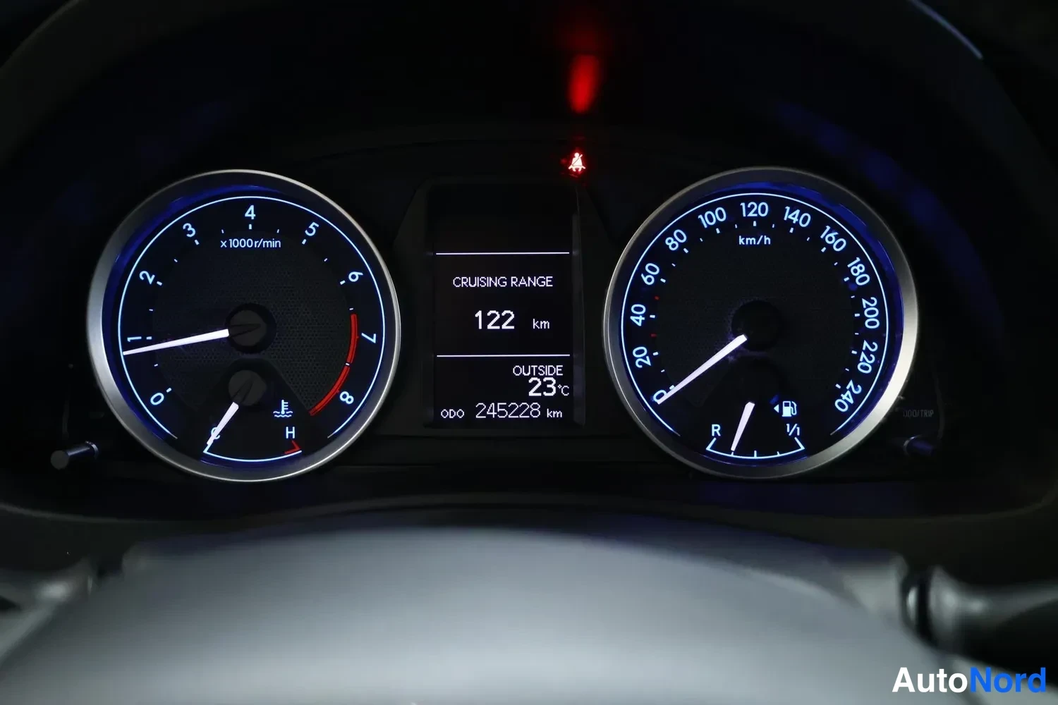 Yksityiskohta: Mittaristo: nopeusmittari, kierrosmittari ja näytöllä CRUISING RANGE 122 km, ODO 245228 km, lämpötila 23 °C.