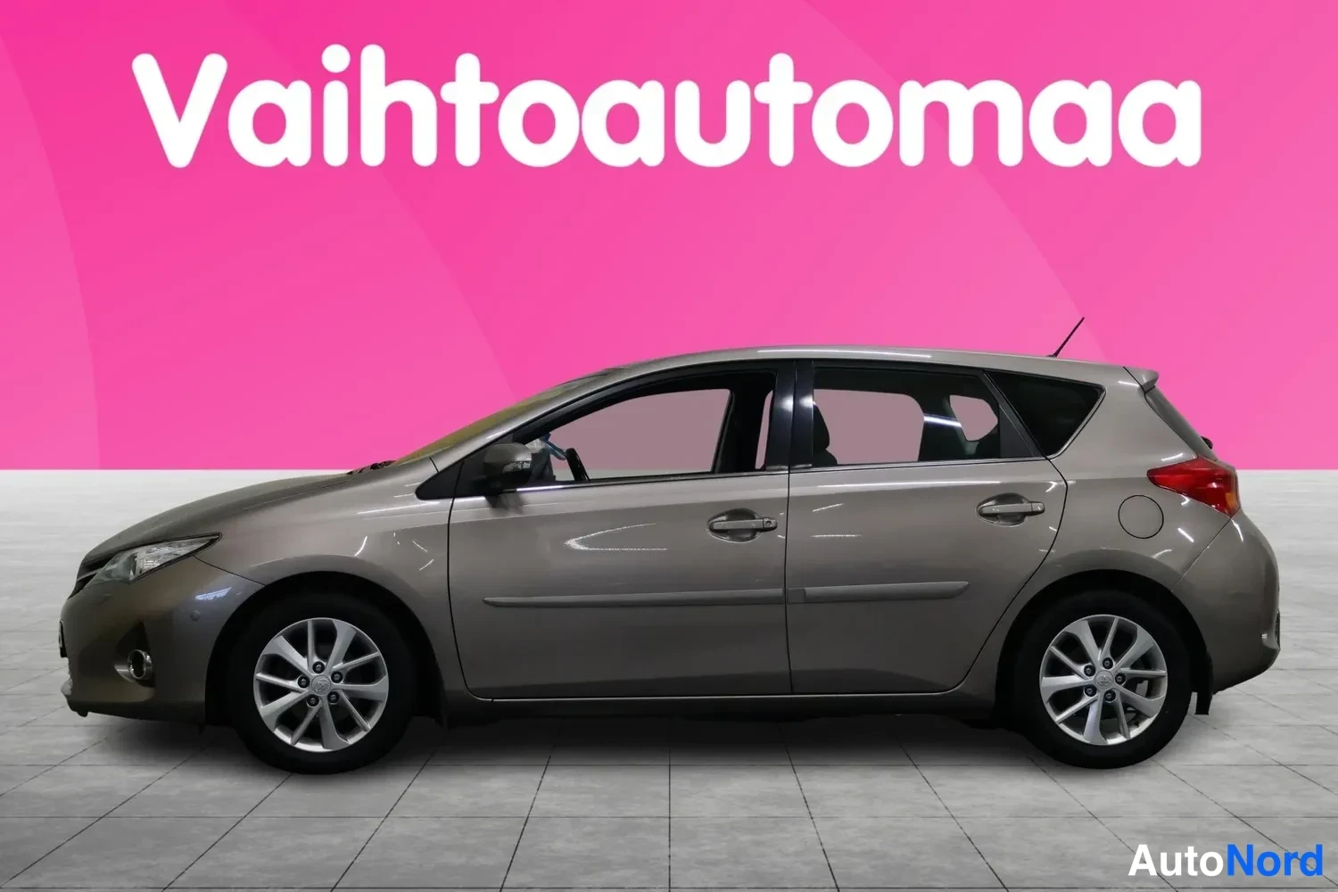 Sivulta: Vaaleanharmaan Toyota Auris -henkilöauton sivuprofiili, rekisteritunnus osittain näkyvissä.
