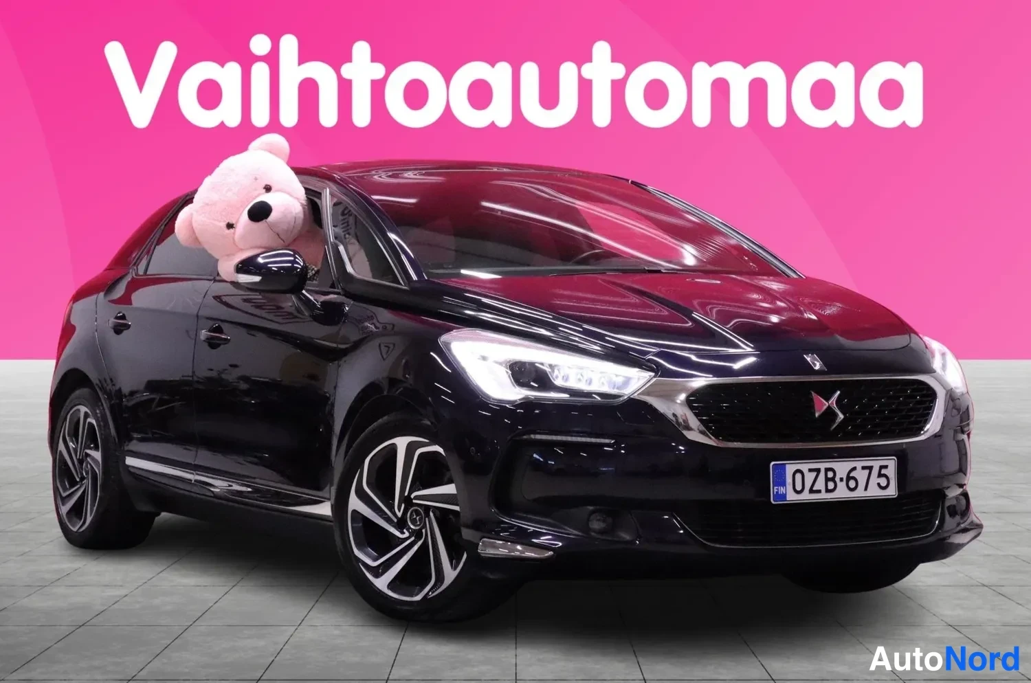 Etuviisto, nokka oikealle: DS 5 musta hiatusauto, etuosa ja vasen sivu näkyvät, rekisteritunnus