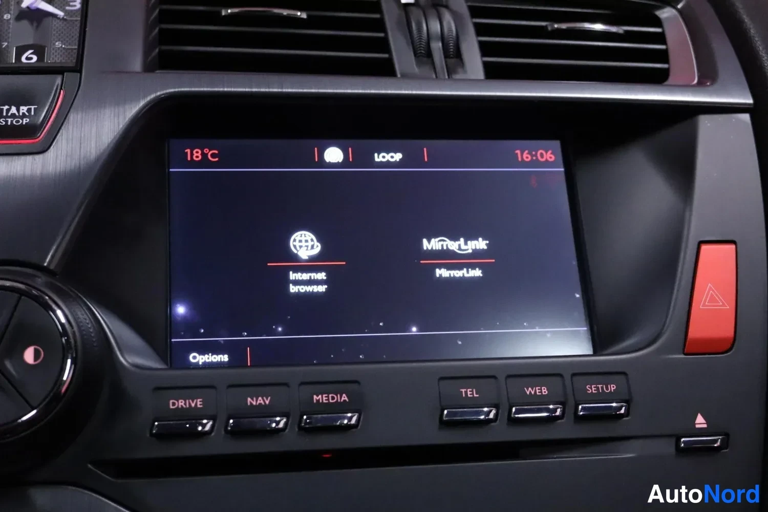 Yksityiskohta: Infotainment-valikko vaihtoehdoilla 'Internet browser' ja 'MirrorLink', näytöllä 18°C ja 16:06.