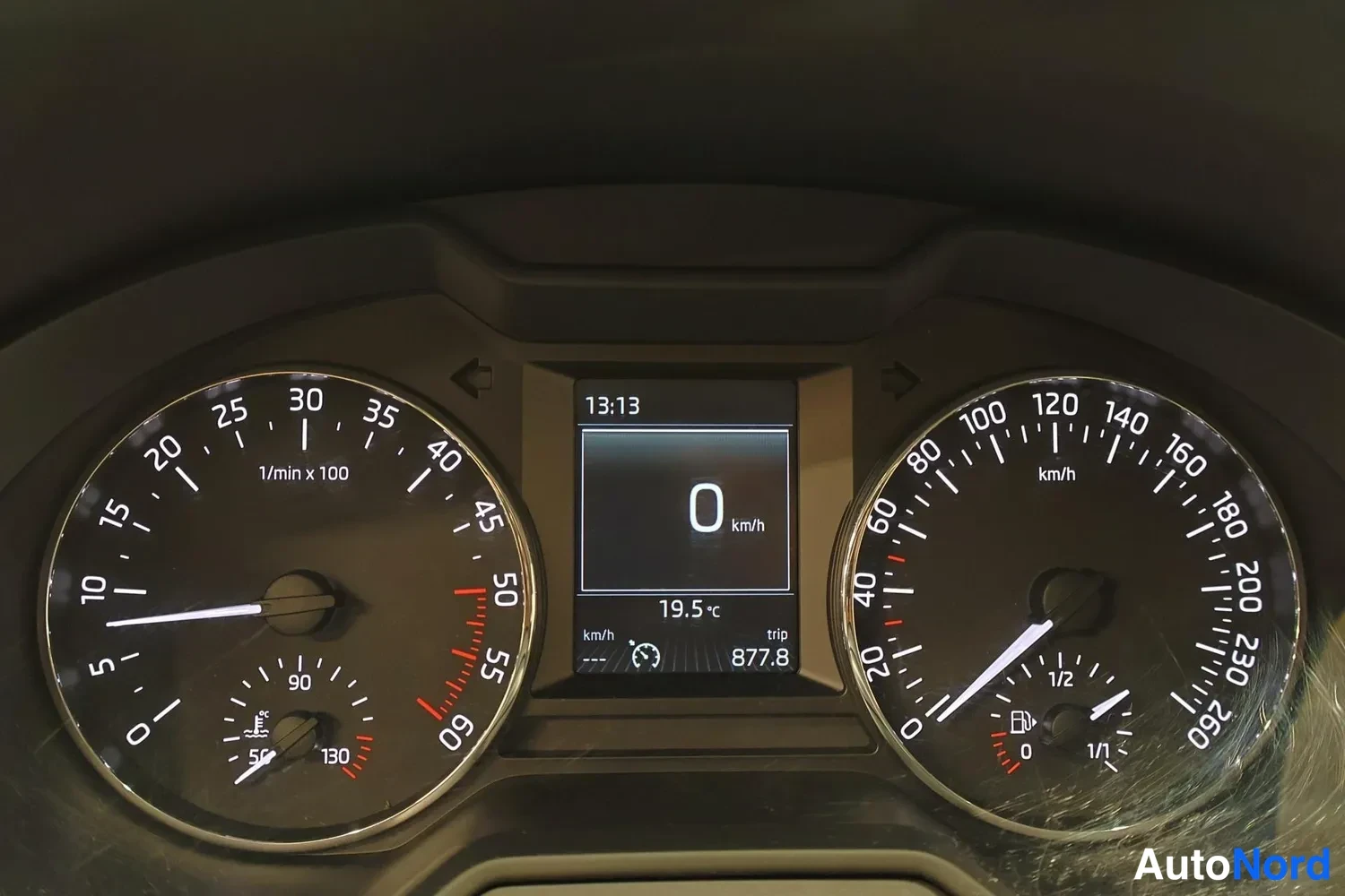 Muu: Mittaristö: nopeusmittari 0–260 km/h, kierroslukumittari, näytöllä lukema 877,8 km trip-mittarissa.