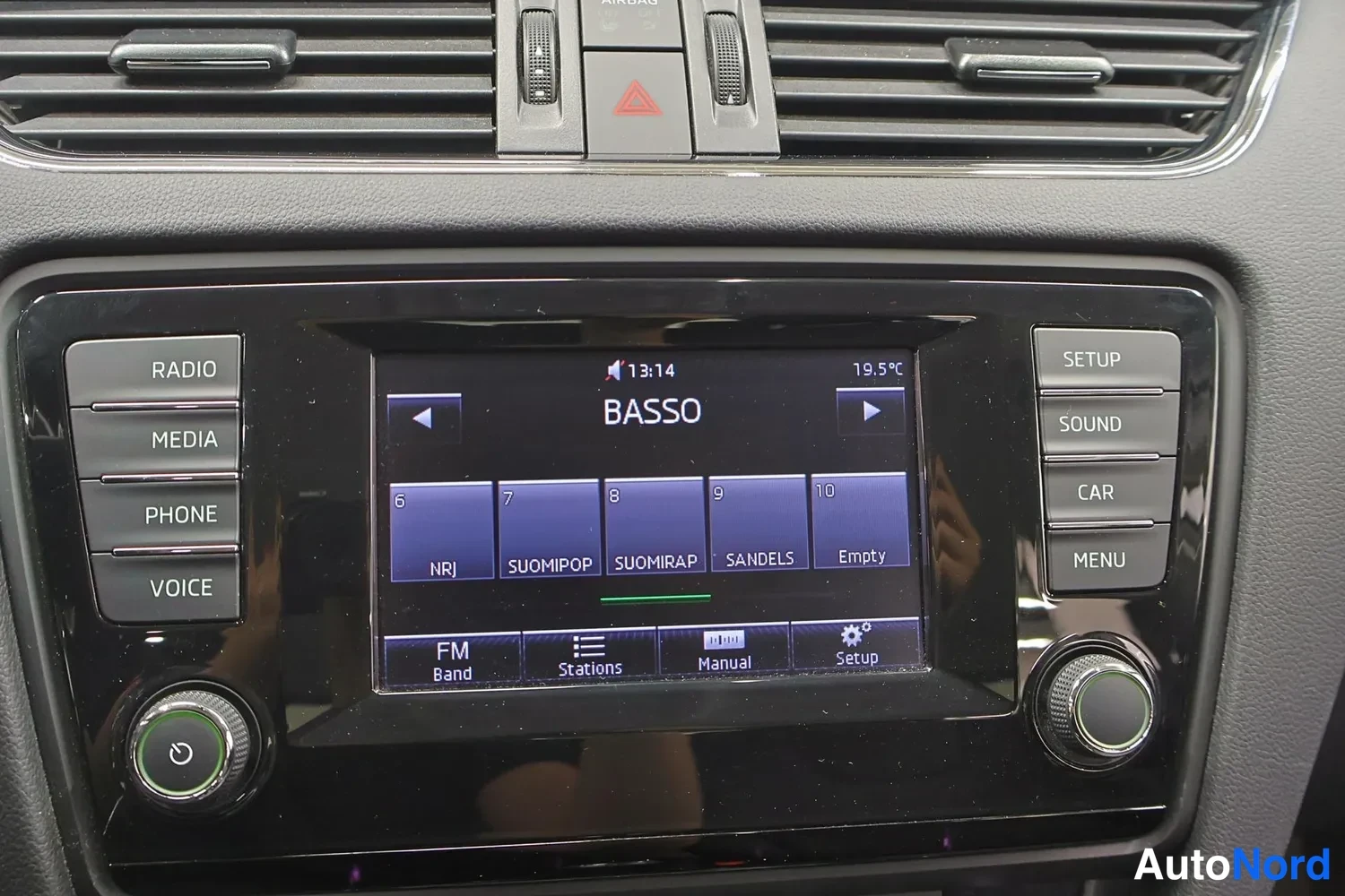 Muu: Radio/kosketusnäyttö näyttää FM-vastaanottoa (BASSO), napit RADIO, MEDIA, PHONE, VOICE.