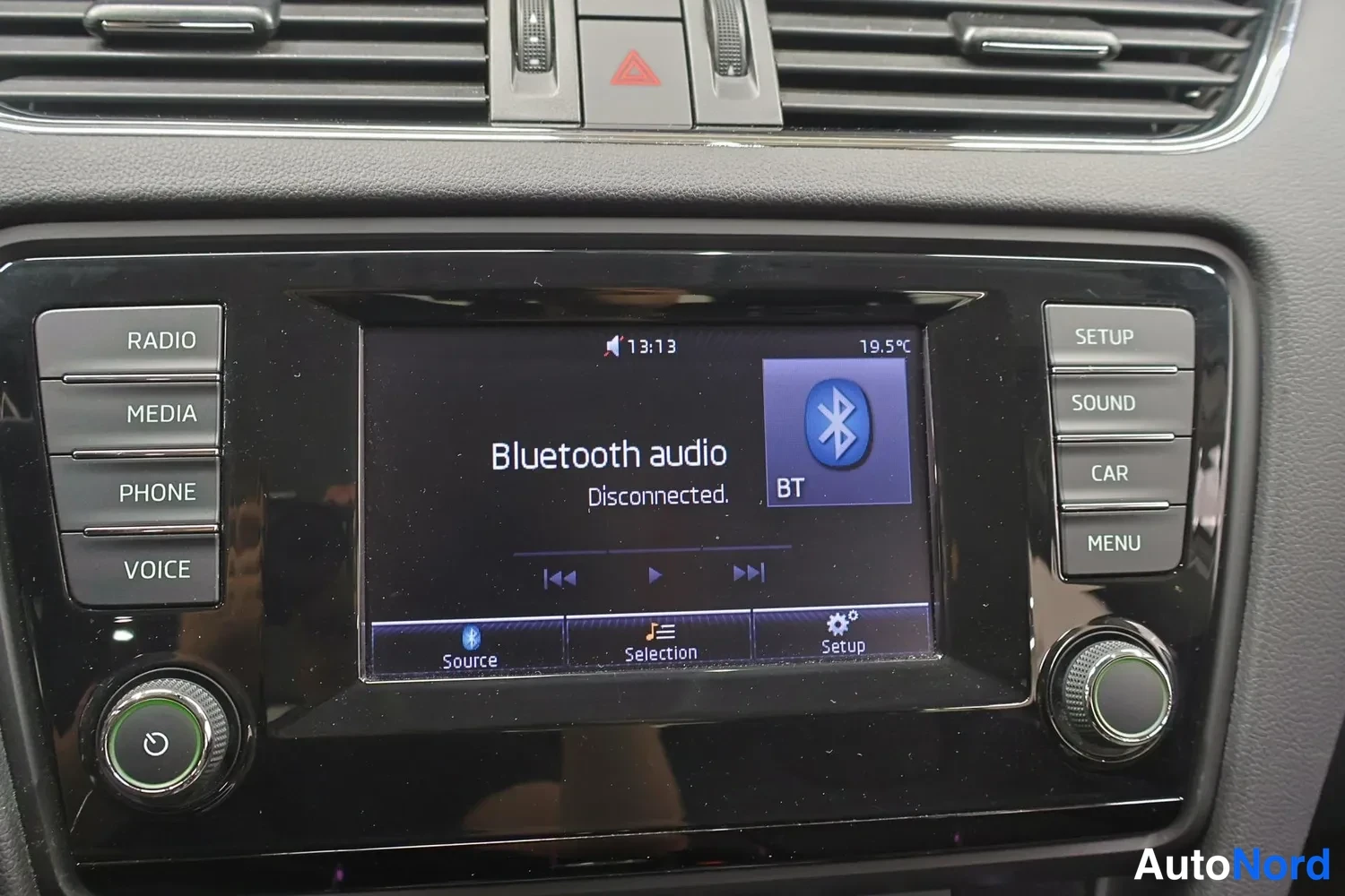 Yksityiskohta: Radiovaihtimen näyttö näyttää Bluetooth audio -ruudun tekstillä 'Bluetooth audio Disconnected.'.