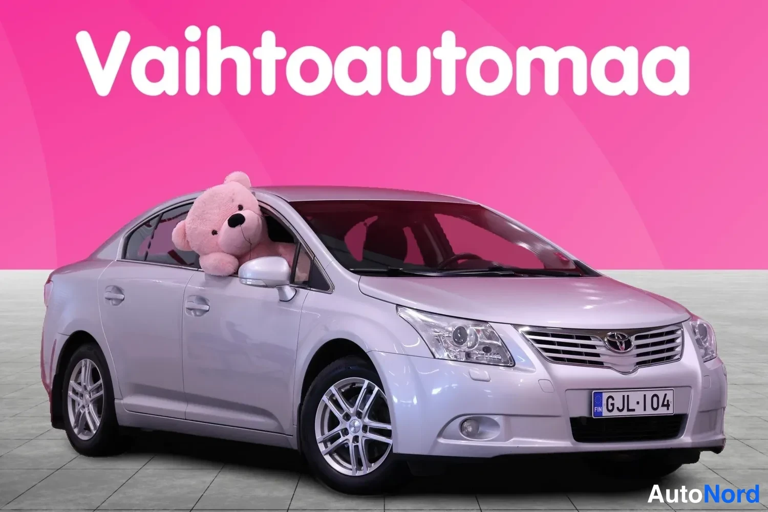 Etuviisto, nokka oikealle: Toyota Avensis 2011