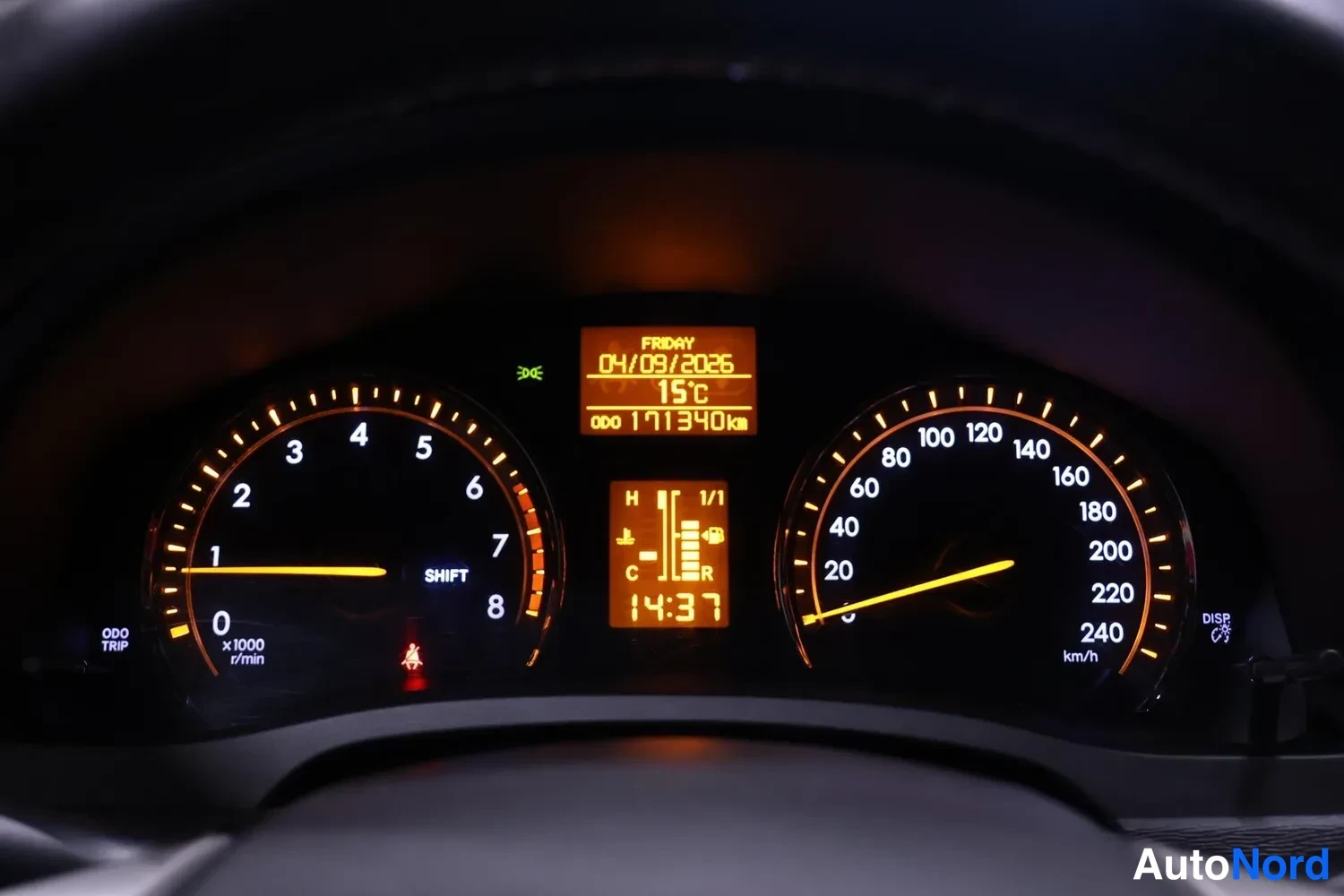 Muu: Mittaristoston lähikuva: nopeusmittari asteikolla 0–240 km/h ja kierrosmittari 0–8000 r/min, keskellä nestekidenäyttö, jossa lukee ODO 171340 km.