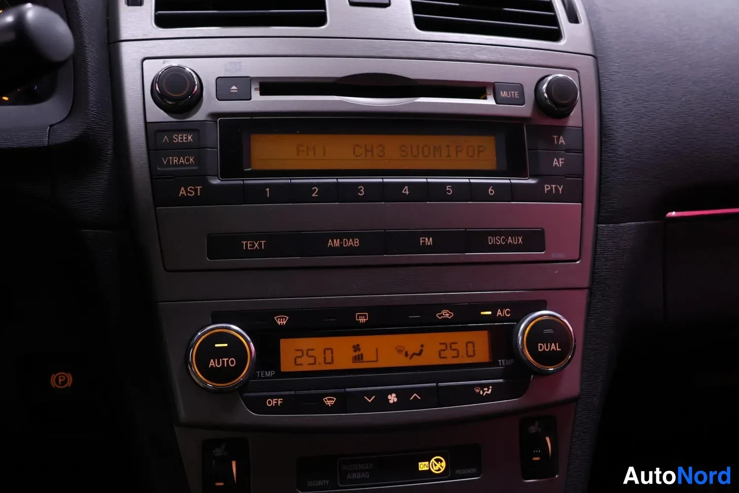 Muu: Keskinäytön radio CD-soittimella ja merkkitekstillä FM1 CH3 SUOMIPOP, alla kaksivyöhykeilmastointi (AUTO/DUAL, A/C) asetusarvolla 25,0.