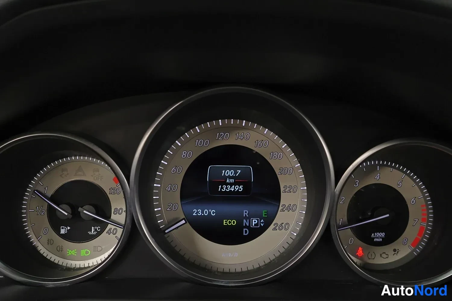 Muu: Mittaristö näyttää 133 495 km ajettua ja lämpötilan 23,0 °C, vaihde P ja ECO-käyttötila.